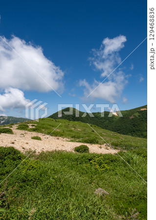 栃木県那須山の登山道からの風景 129468836