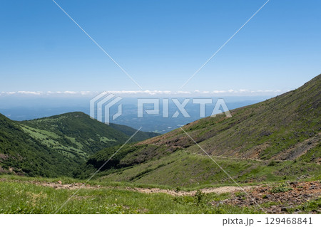 栃木県那須山の登山道からの風景 129468841