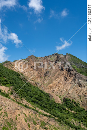 夏の那須連山の雄大な山々 129468847