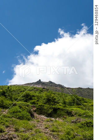 栃木県那須連山の登山道の風景 129468854