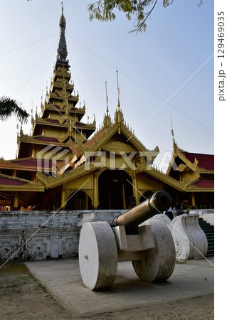 ミャンマー、マンダレー、旧王宮、入口の大砲 129469035