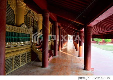 ミャンマー、マンダレー、旧王宮、回廊 ミャンマー、マンダレー、旧王宮、回廊 129469059