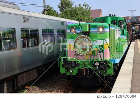 JR富良野駅のホームに停車する富良野・美瑛ノロッコ号 129470004