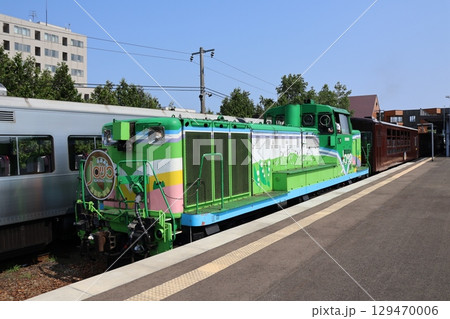 JR富良野駅のホームに停車する富良野・美瑛ノロッコ号 JR富良野駅のホームに停車する富良野・美瑛ノロッコ号 129470006