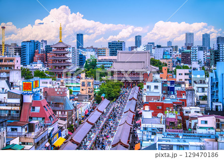 日本の東京都市景観 夏空…（ゲリラ雷雨接近中）…インバウンド続く…外国人観光客らで賑わう浅草寺＝8月 129470186