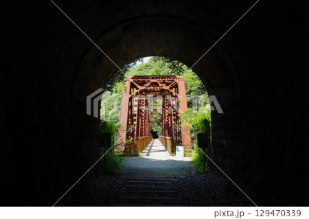 トンネルと鉄橋 129470339