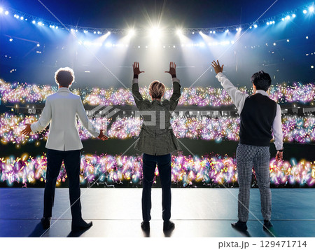 K-pop男性グループのライブとペンライトで輝く観客 129471714