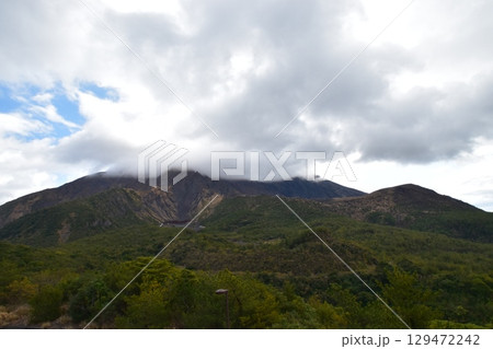 雲に覆われた桜島の雄大な火山の風景 雲に覆われた桜島の雄大な火山の風景 129472242