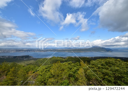 桜島展望台から望む錦江湾と街並み 桜島展望台から望む錦江湾と街並み 129472244