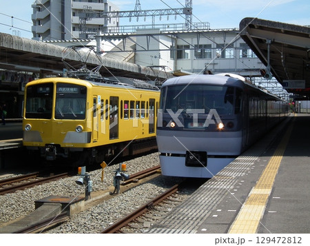 西所沢で並ぶ西武新101系と10000系「臨時」 129472812