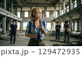 廃墟で撮影を行っている若い女性 129472935