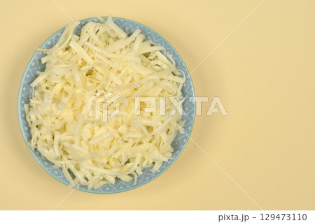 Shredded cheese 129473110