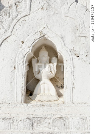 ミャンマー、ミングォン、シンピューメェ、須弥山を具現化した仏塔、壁龕(へきがん)の神々 ミャンマー、ミングォン、シンピューメェ、須弥山を具現化した仏塔、壁龕(へきがん)の神々 129473157