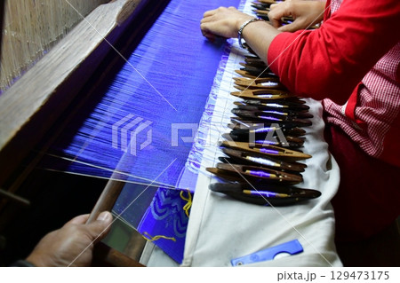 ミャンマー、マンダレー、織物工房、民族衣装ロンジーの機織り 129473175