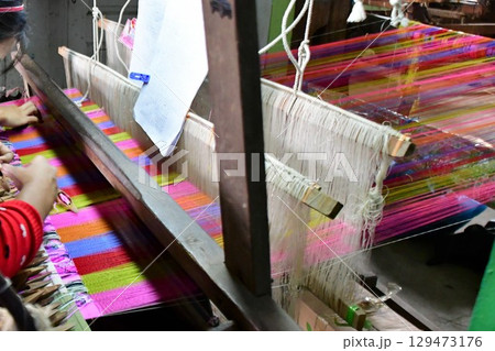 ミャンマー、マンダレー、織物工房、民族衣装ロンジーの機織り 129473176