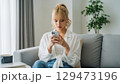 スマートフォンを使う若い女性 129473196