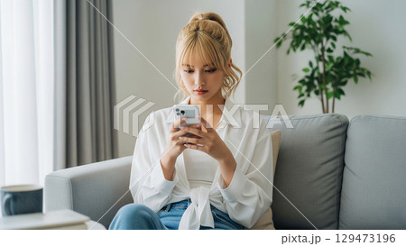 スマートフォンを使う若い女性 129473196