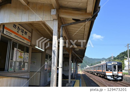 改装前の坂祝駅とキハ75回送列車 129473201
