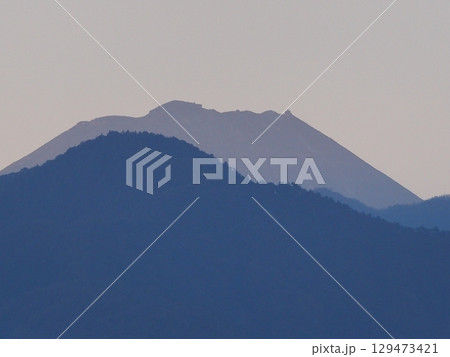 山梨県笛吹市からの富士山シルエットがきれい 129473421
