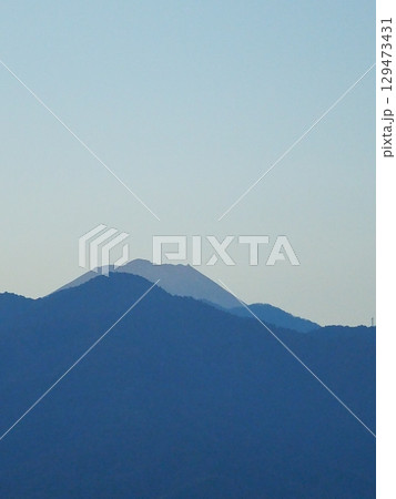 山梨県笛吹市からの富士山シルエットがきれい 129473431