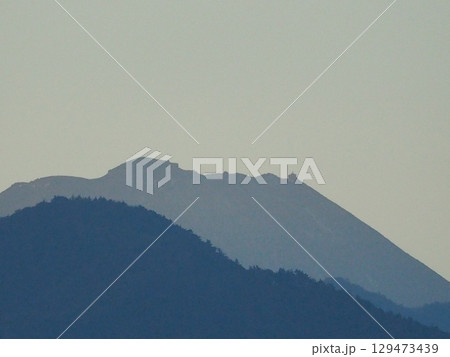 山梨県笛吹市からの富士山シルエットがきれい 山梨県笛吹市からの富士山シルエットがきれい 129473439