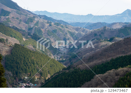 冬の関東の山々。山間にひっそりと佇む集落と里山の風景。 冬の関東の山々。山間にひっそりと佇む集落と里山の風景。 129473467