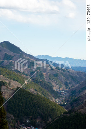 冬の関東の山々。山間にひっそりと佇む集落と里山の風景。 129473468