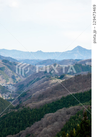 冬の関東の山々。山間にひっそりと佇む集落と里山の風景。 129473469
