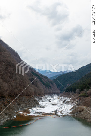 埼玉・秩父湖の冬景色。二瀬ダムのダム湖と雪の残る山々の風景。 埼玉・秩父湖の冬景色。二瀬ダムのダム湖と雪の残る山々の風景。 129473477