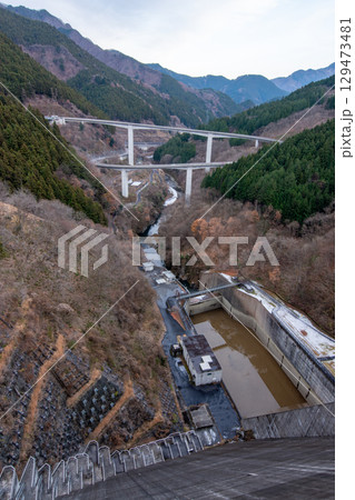 埼玉・秩父の滝沢ダムからの絶景。冬の渓谷と雷電廿六木橋。 埼玉・秩父の滝沢ダムからの絶景。冬の渓谷と雷電廿六木橋。 129473481