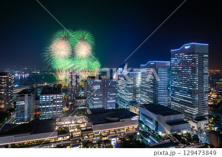 横浜みなとみらいの夜景に上がる打ち上げ花火　(みなとみらいスマートフェスティバル ) 129473849