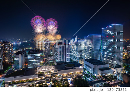 横浜みなとみらいの夜景に上がる打ち上げ花火　(みなとみらいスマートフェスティバル ) 129473851