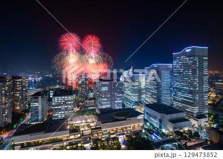 横浜みなとみらいの夜景に上がる打ち上げ花火　(みなとみらいスマートフェスティバル ) 129473852