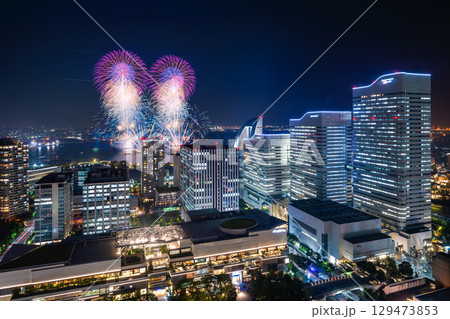 横浜みなとみらいの夜景に上がる打ち上げ花火　(みなとみらいスマートフェスティバル ) 129473853