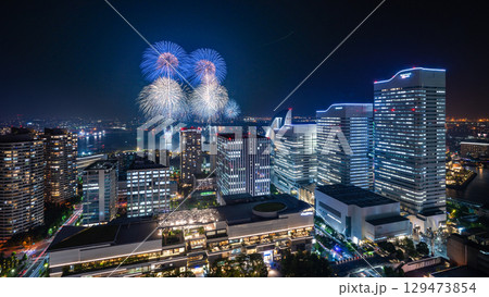横浜みなとみらいの夜景に上がる打ち上げ花火 (みなとみらいスマートフェスティバル ) 横浜みなとみらいの夜景に上がる打ち上げ花火 (みなとみらいスマートフェスティバル ) 129473854