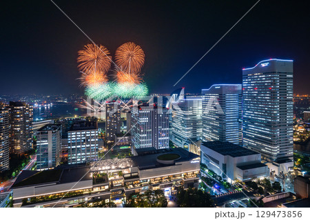 横浜みなとみらいの夜景に上がる打ち上げ花火　(みなとみらいスマートフェスティバル ) 129473856