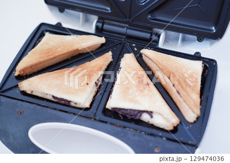 Freshly Toasted Chocolate Sandwich in a Sandwich Maker Freshly Toasted Chocolate Sandwich in a Sandwich Maker 129474036