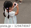 写真を撮る女の子　キッズカメラ 129474047