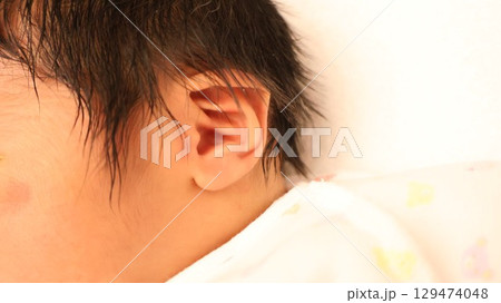 生まれたばかりの赤ちゃんの耳 生まれたばかりの赤ちゃんの耳 129474048