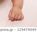 6ヶ月の子供のうつ伏せになった時の手 129474049