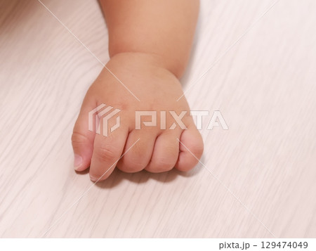 6ヶ月の子供のうつ伏せになった時の手 129474049