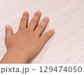6歳の子供の手 129474050