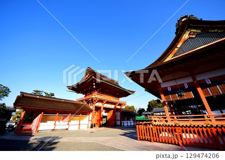 京都府　伏見稲荷大社　外拝殿 ＆ 楼門 京都市伏見区深草藪之内町　2022 年 2月 129474206