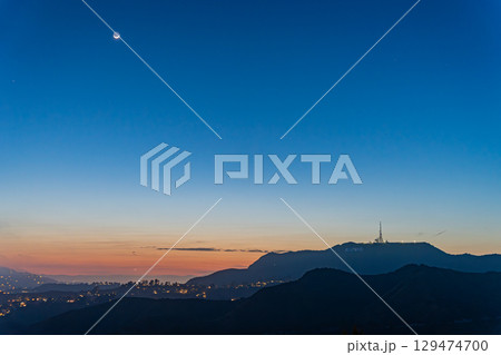 アメリカ　グリフィス天文台から望むロサンゼルスのダウンタウンとハリウッドの街並みと夕景、夜景 129474700