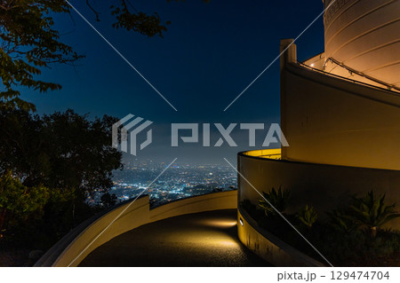 アメリカ　グリフィス天文台から望むロサンゼルスのダウンタウンの街並みと夜景 129474704