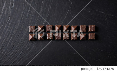 様々な模様と形の美しいチョコレートを並べたシックな背景 様々な模様と形の美しいチョコレートを並べたシックな背景 129474870