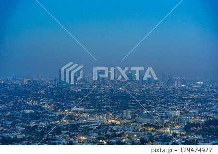 アメリカ　グリフィス天文台から望むロサンゼルスのダウンタウンの街並みと夜景 129474927