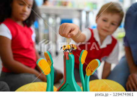 Interactive science teaching with children in primary class. Interactive science teaching with children in primary class. 129474961