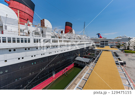 アメリカ　青空と記念艦のキュナード社客船クイーンメリー号　ロサンゼルス　ロングビーチ 129475155