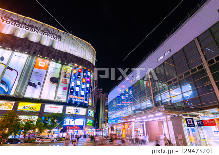日本の東京都市景観8月 夜でも若者や観光客らで賑わう秋葉原＝3日、20時7分 129475201